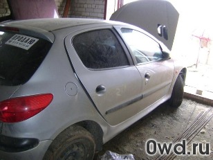 Битый автомобиль Peugeot 206