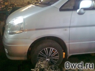 Битый автомобиль Nissan Serena